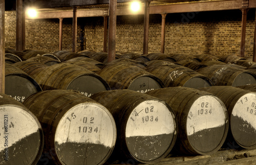 Fotomural Whiskyfässer in einem Lagerhaus