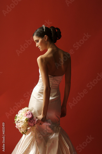Fotografie, Obraz Beautiful bride with bouquet on red background