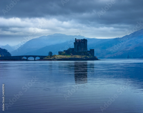 Board z aluminiowym obramowaniem Eilan donan castle w szkockich wyżynach