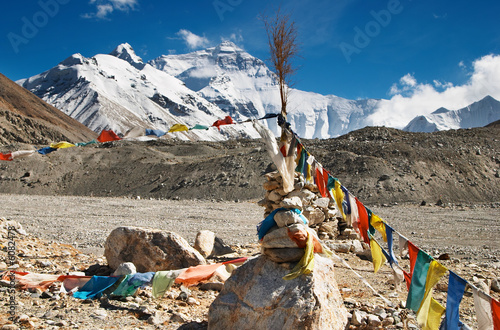 Obraz na płótnie canvas dwuczęściowy "dyptyk" Buddyjskie flagi modlitewne i mount everest