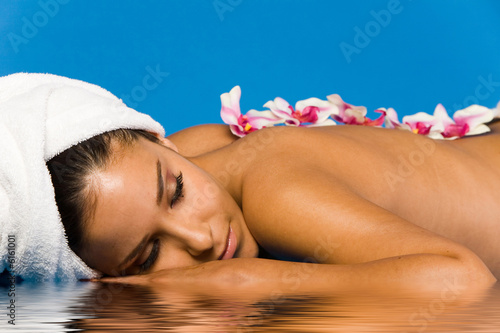 Zdjęcie XXL Piękna kobieta na stole do masażu