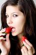Erdbeere als Aphrodisiakum - Frau hält Erdbeere