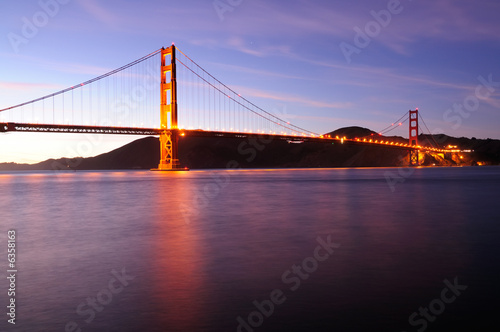 Obraz na płótnie canvas Świecące golden gate bridge o zachodzie słońca. 