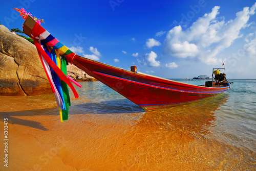 Naklejka na szybę Traditional Thai Longtail boat on the beach