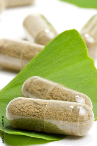 Fotografia Ginkgo Biloba extract pills and Ginkgo Biloba leaves