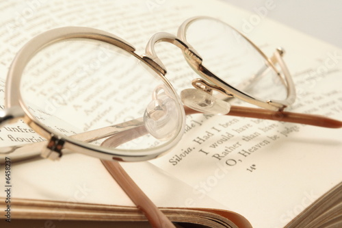 Fotografía Eyeglasses on the Shakespare's book