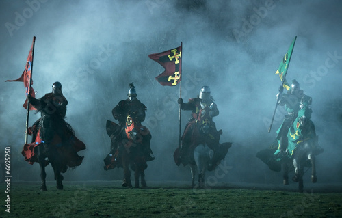 Plakat średniowieczni rycerze na koniach