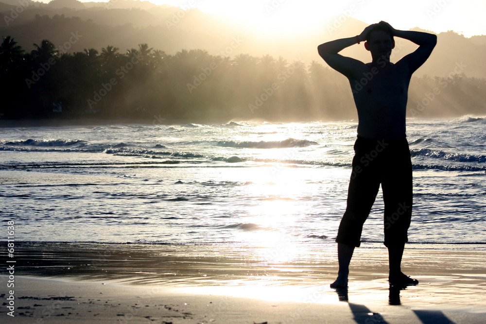 Silhouette Vom Mann Am Strand Stock Gamesageddon