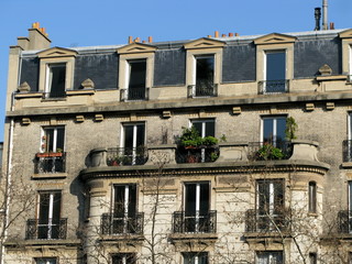 Wall Mural - Fenêtres ouvertes au dernier étage. Paris, Ciel bleu.