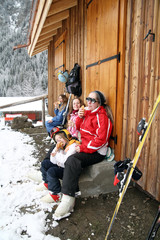 Wall Mural - pic nique en famille au bord des pistes