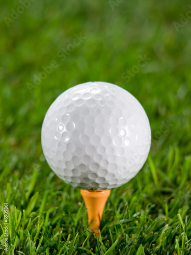 Naklejka samoprzylepna Golfball na trawie.