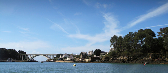 Wall Mural - La Trinité pont sur la rivière Crac'h  