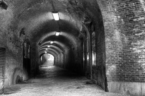stary-ceglany-tunel-ze-swiatlem-na-koncu-b-w