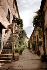 Fototapete - Old alley in Marciana, small village of Elba island