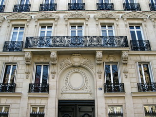 Sticker - Façade d'immeuble parisien avec balcons de fer, France.