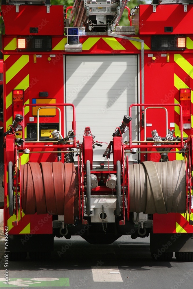 Fotografie, Obraz Camion de pompiers sur une route