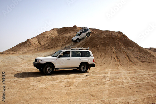 Naklejka na szybę Two jeep in desert