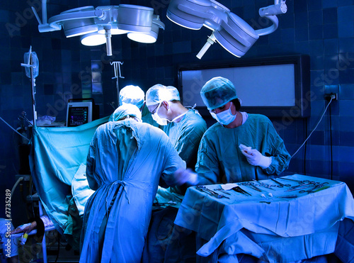 Fotografía A medical team performing an operation