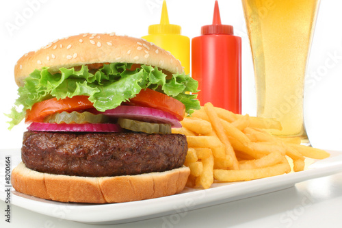 Board z aluminiowym obramowaniem Posiłek hamburgerowy z frytkami i zimnym piwem