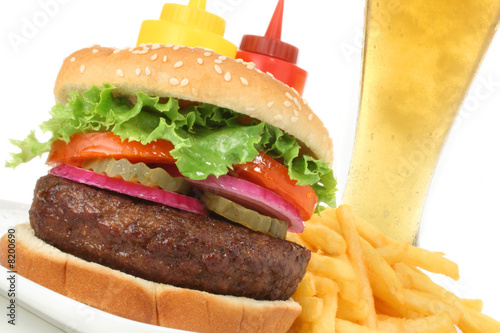 Board z aluminiowym obramowaniem Hamburger podawany z frytkami i zimnym piwem pod kątem