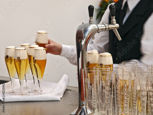 Fotografie, Obraz bankettkellner bereitet getränke,füllt viele gläser bier auf