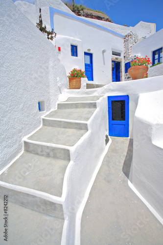 Board z aluminiowym obramowaniem Tradycyjny dom w wiosce Oia na wyspie santorini, Grecja
