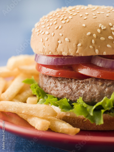 Naklejka samoprzylepna Burger wołowy w bułce sezamowej z frytkami
