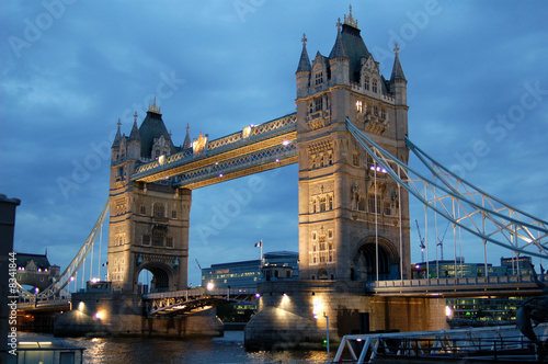 Fotoboard na płycie Tower Bridge w Londynie w Anglii