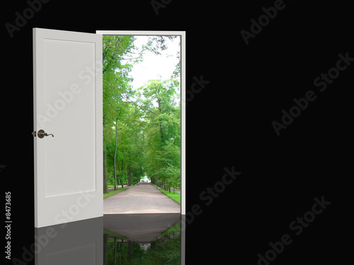 Board z aluminiowym obramowaniem Otwarte drzwi w prawdziwym świecie