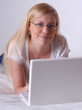 canvas print picture - Frau liegt mit Laptop auf Bett
