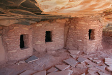 Anasazi Cliff Dwellings In Utah Desert