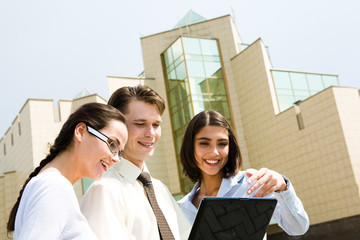 Canvas Print - Portrait of group of people looking at laptop monitor