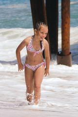 Wall Mural - girl plays at the seaside