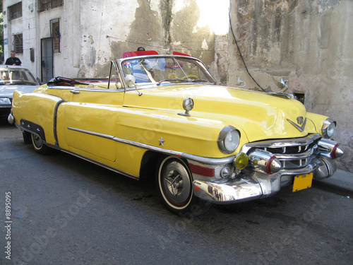 Naklejka na drzwi Yellow old cabrio car in Havana Cuba