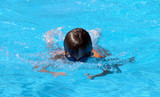 Piscina y niño