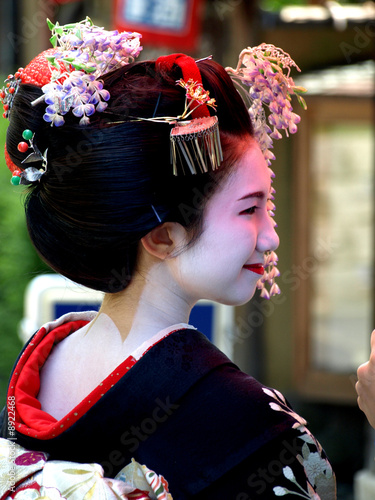 azjatka-w-kimono-stylizowana-na-gejsze