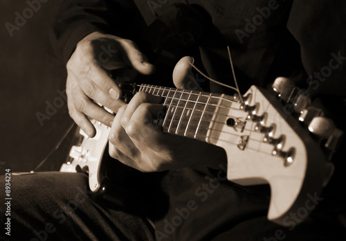 Plakaty Gitara  muzyk-grajacy-na-gitarze-elektrycznej