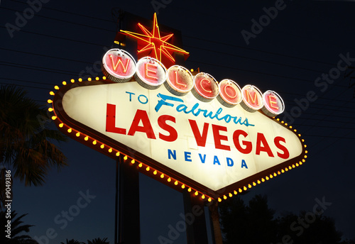 Board z aluminiowym obramowaniem Witamy w neonowym lesie Vegas nocą
