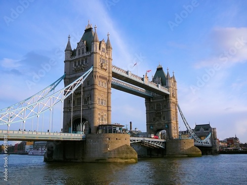 Fotoboard na płycie Tower Bridge w Londynie