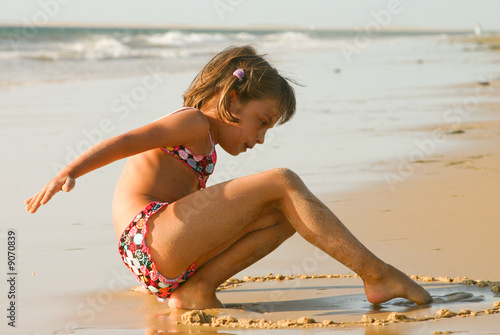Fillette Dessinant Sur La Plage Oceane Stock Photo Adobe Stock Fillette Dessinant Sur La Plage Oceane Stock Photo Adobe Stock