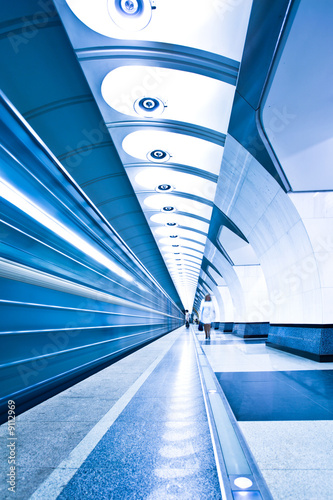 Board z aluminiowym obramowaniem Pociąg na peronie w metrze i tłum ludzi