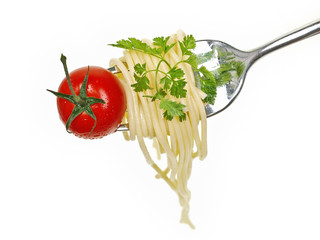 Wall Mural - gabel mit spaghetti, kirschtomate und petersilie freigestellt auf weißem hintergrund