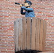 © Marem - Mann mit Fernrohr an der Hauswand