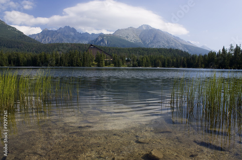 Board z aluminiowym obramowaniem Górskie jezioro w parku narodowym Wysokie Tatry, Słowacja