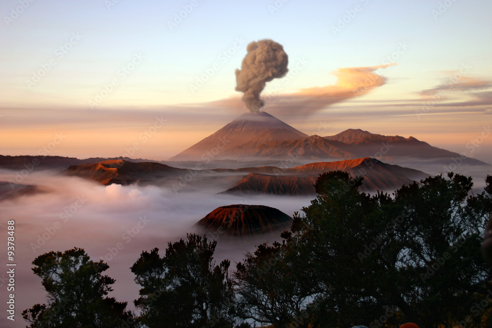Volcano with smoke - obrazy, fototapety, plakaty 