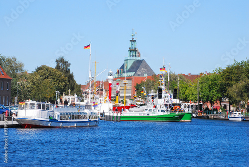 Fotografía Emder Delft mit Ausflug- und Zollbooten