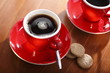 Frisch gebrühter Kaffee in roter Tasse