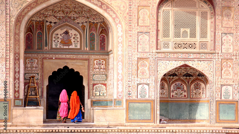 Two women walking in the Amber Fort, Jaipur - obrazy, fototapety, plakaty 