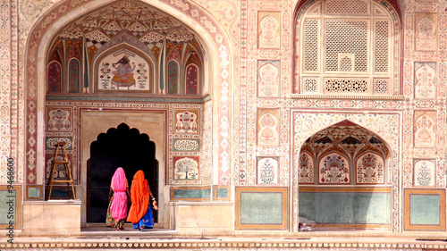 Two women walking in the Amber Fort, Jaipur Tableau sur Toile