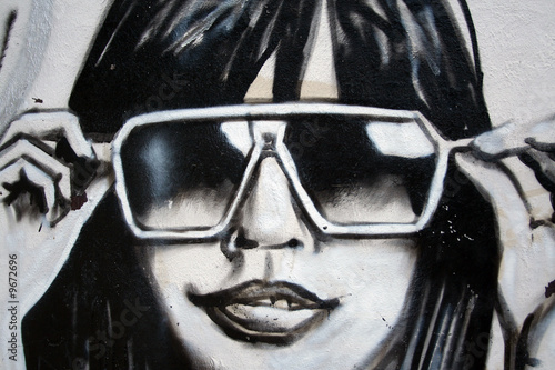 Naklejka na kafelki graffiti moda. chica con gafas de sol